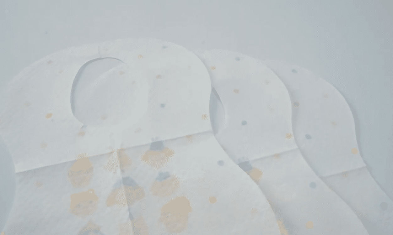 Einweg-Baby-Lätzchen mit niedlichen Cartoon-Motiven für einfaches Aufräumen